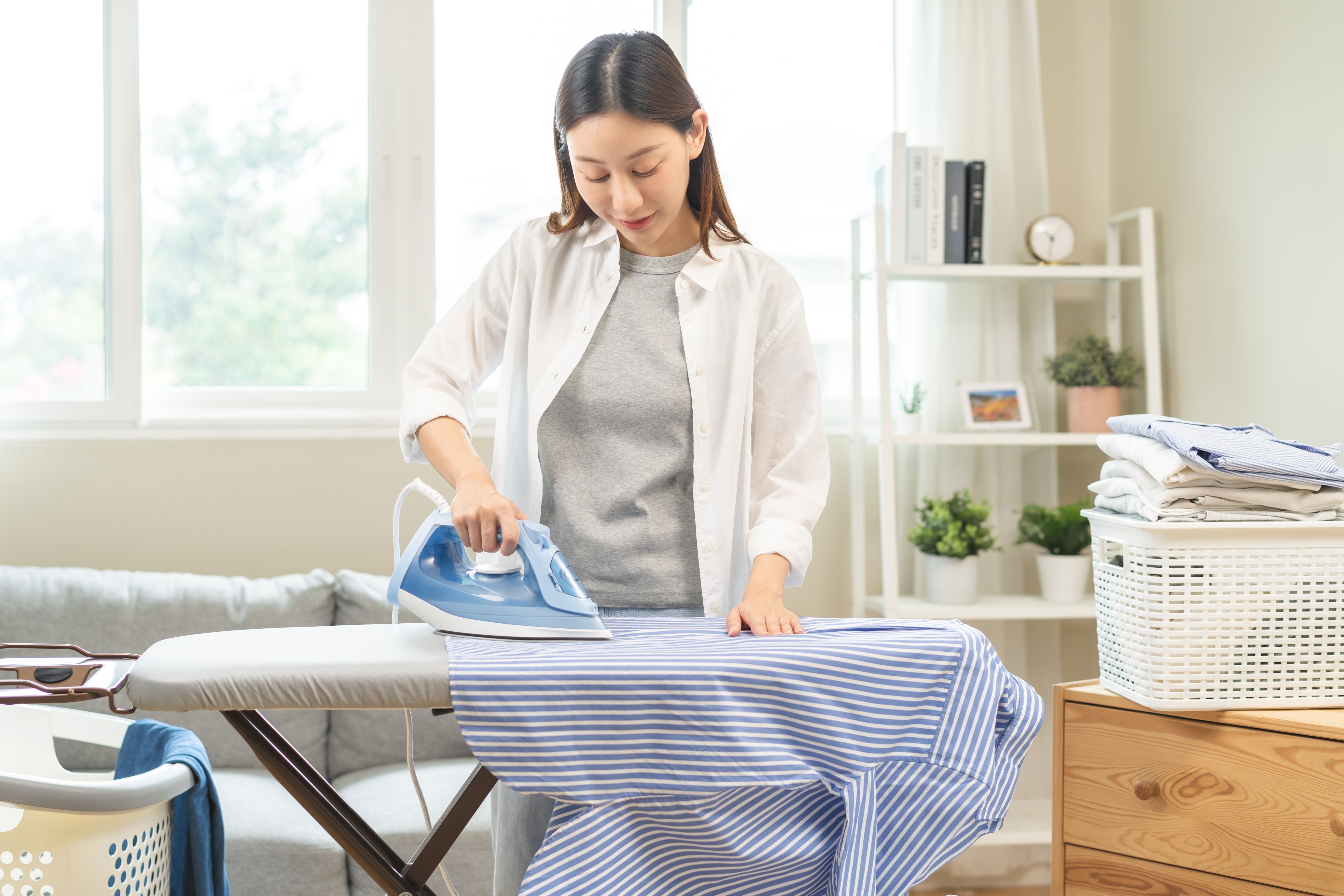 10 Cara Menggunakan Pelicin Pakaian Laundry & Rekomendasi Produk nya