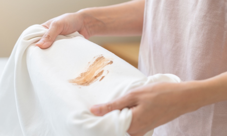 7 Cara Menghilangkan Noda Coklat di Baju dengan Tepat