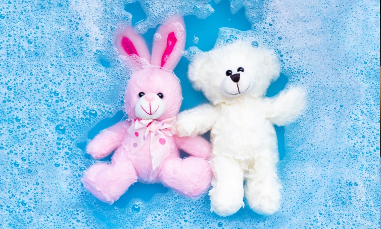 Mau Mencuci Boneka? Cek Dulu Caranya di Sini!