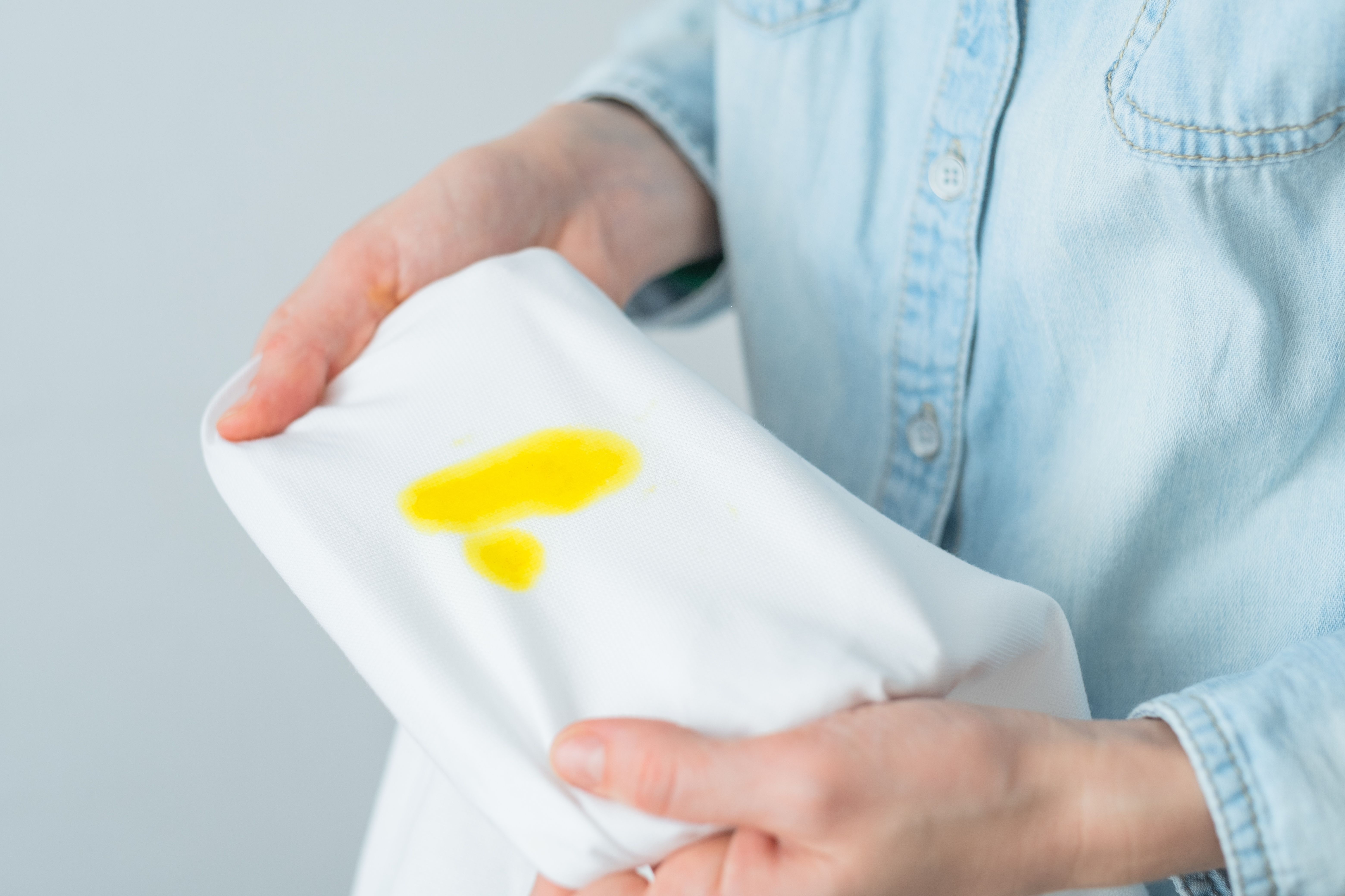 Moms, Ini Cara Menghilangkan Noda Membandel di Baju Berwarna