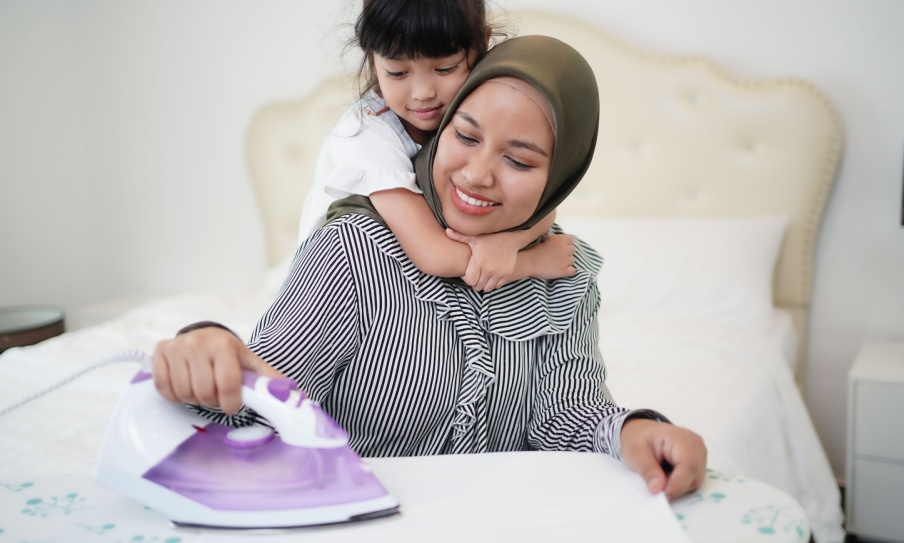 5 Cara Menyetrika Kerudung Segi Empat agar Rapi