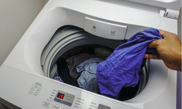 7 Cara Cepat Mengeringkan Baju di Mesin Cuci