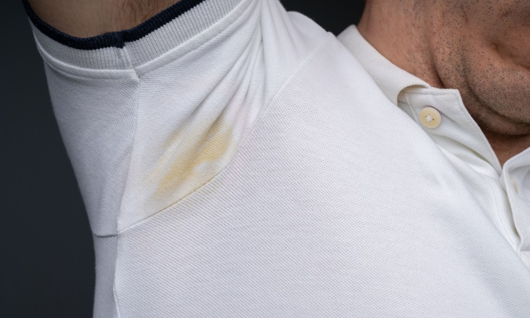 Wajib Coba! 7 Cara Menghilangkan Bekas Deodoran di Baju