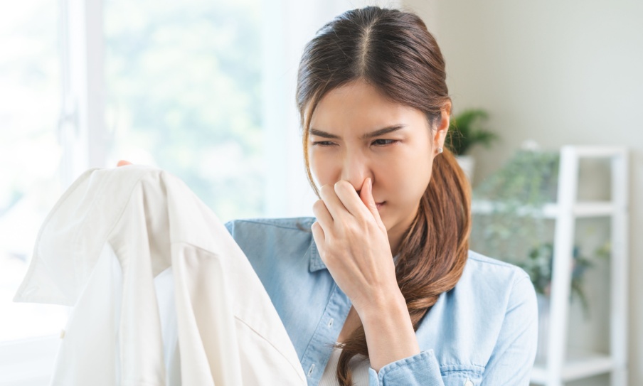 Moms, Ini 7 Cara Menghilangkan Bau Apek pada Baju