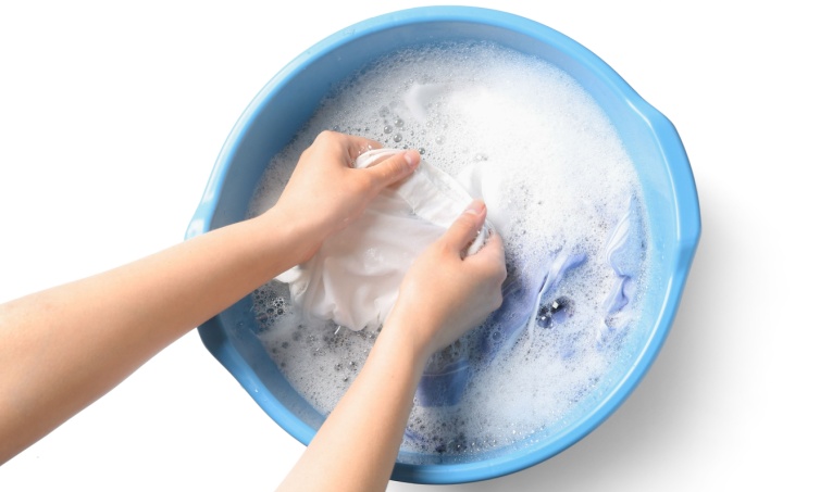 11 Cara Mencuci Pakaian dengan Tangan Sampai Bersih