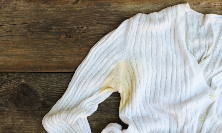 5 Cara Menghilangkan Noda Deodoran yang Sudah Mengeras 
